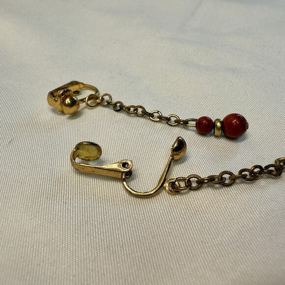 Vintage Gold Tone Red Bead Dangle Earrings Clip On Chain Drop Retro Style - Picture 2 of 4
